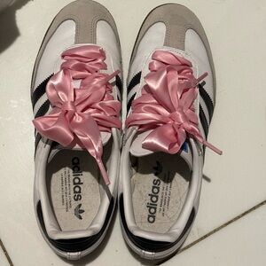 Adidas samba og shoes with Pink Laces size is W8.5